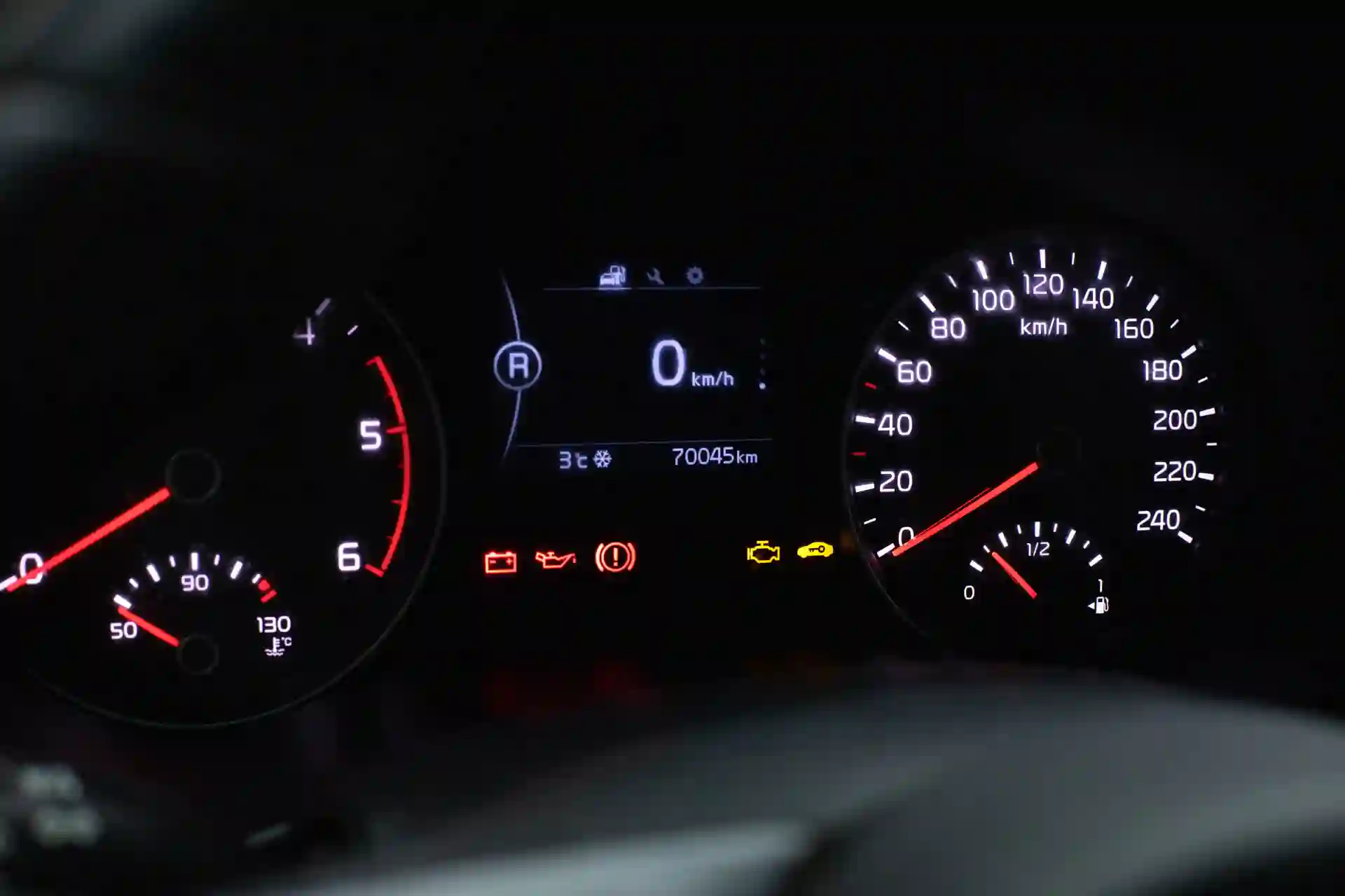На приборной панели BMW отображаются значки различных цветов