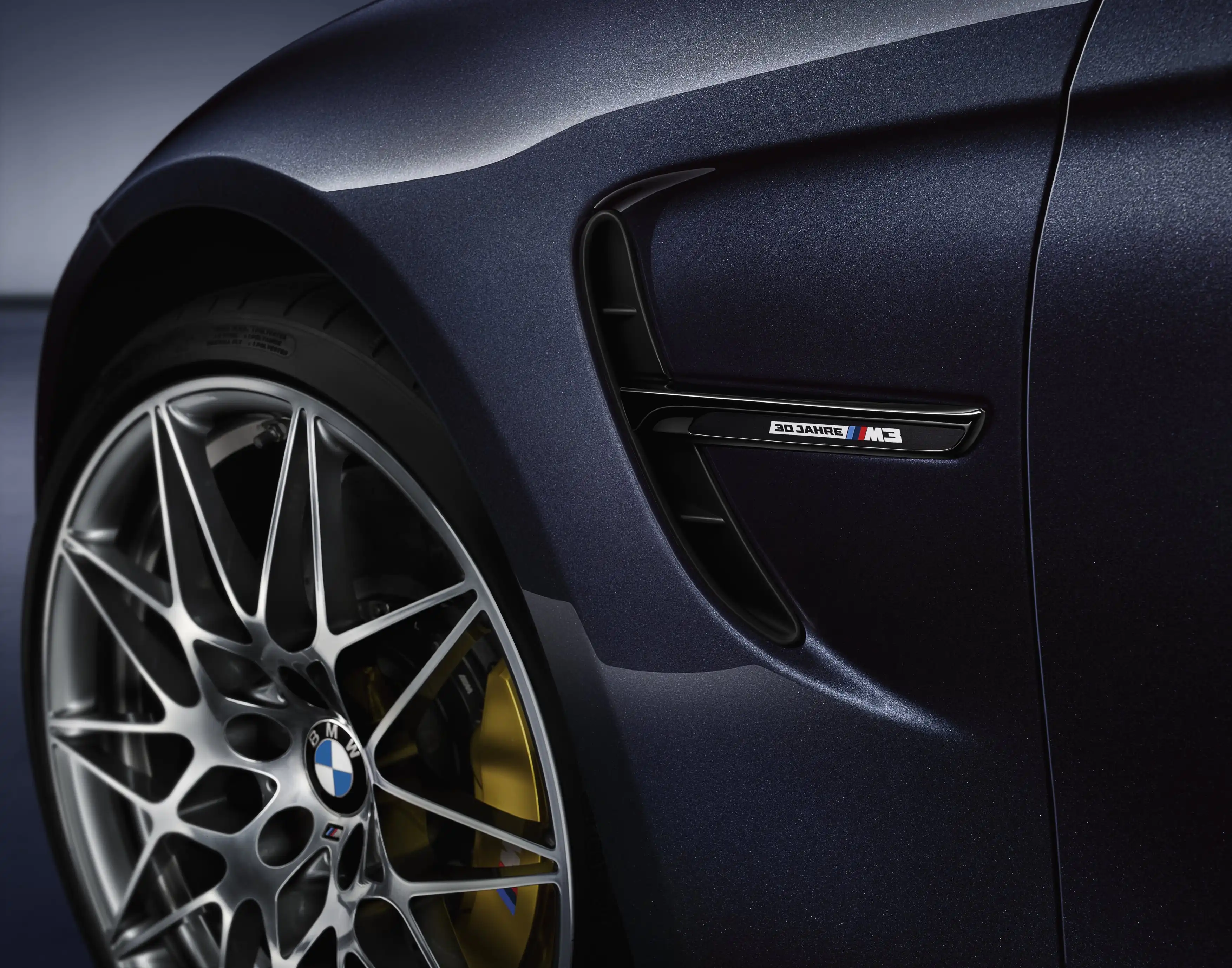 СПЕЦИАЛЬНАЯ ЛИМИТИРОВАННАЯ СЕРИЯ BMW&nbsp;M3 «30 YEARS M3»