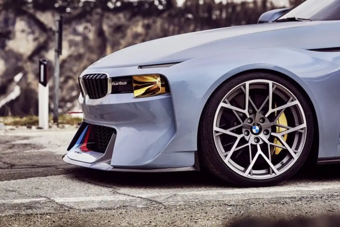 BMW 2002 Hommage – 50 лет настоящего удовольствия от вождения.