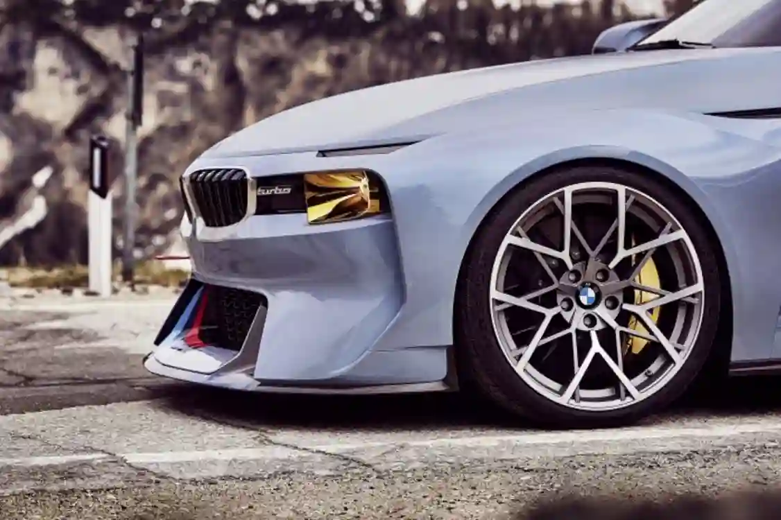 BMW 2002 Hommage – 50 лет настоящего удовольствия от вождения.