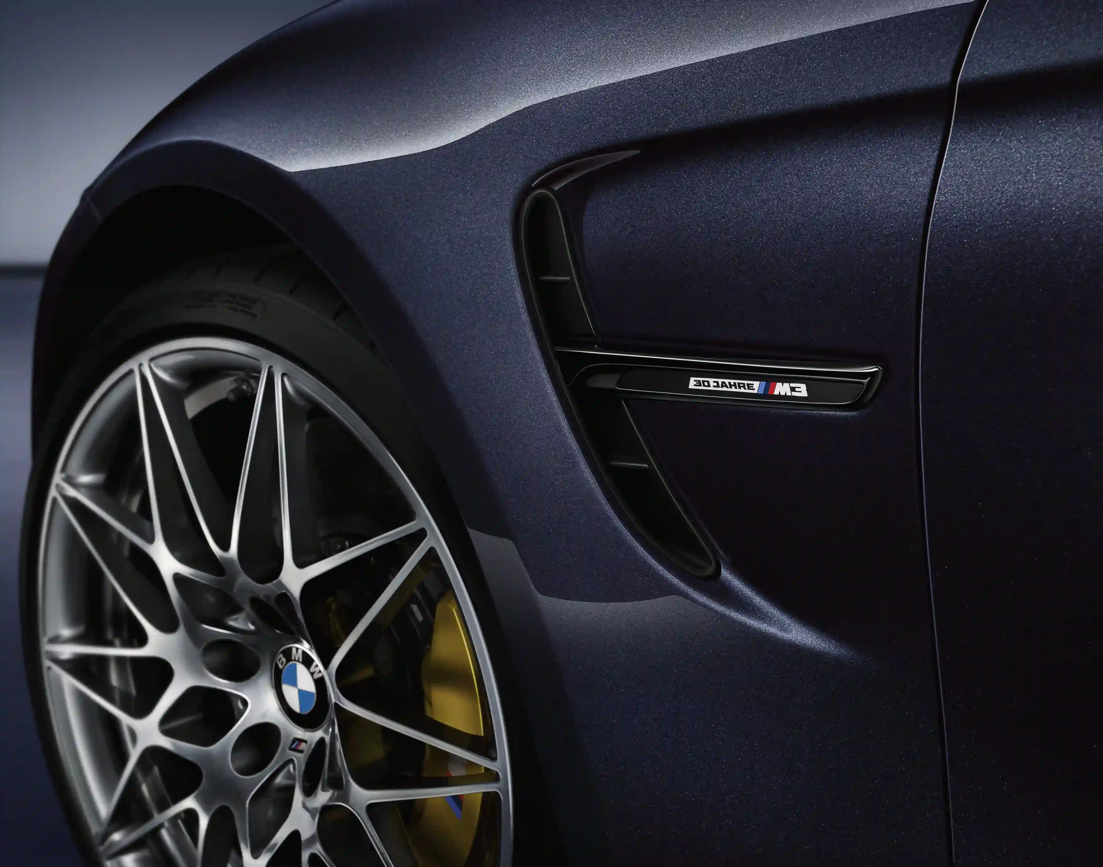 СПЕЦИАЛЬНАЯ ЛИМИТИРОВАННАЯ СЕРИЯ BMW M3 «30 YEARS M3»